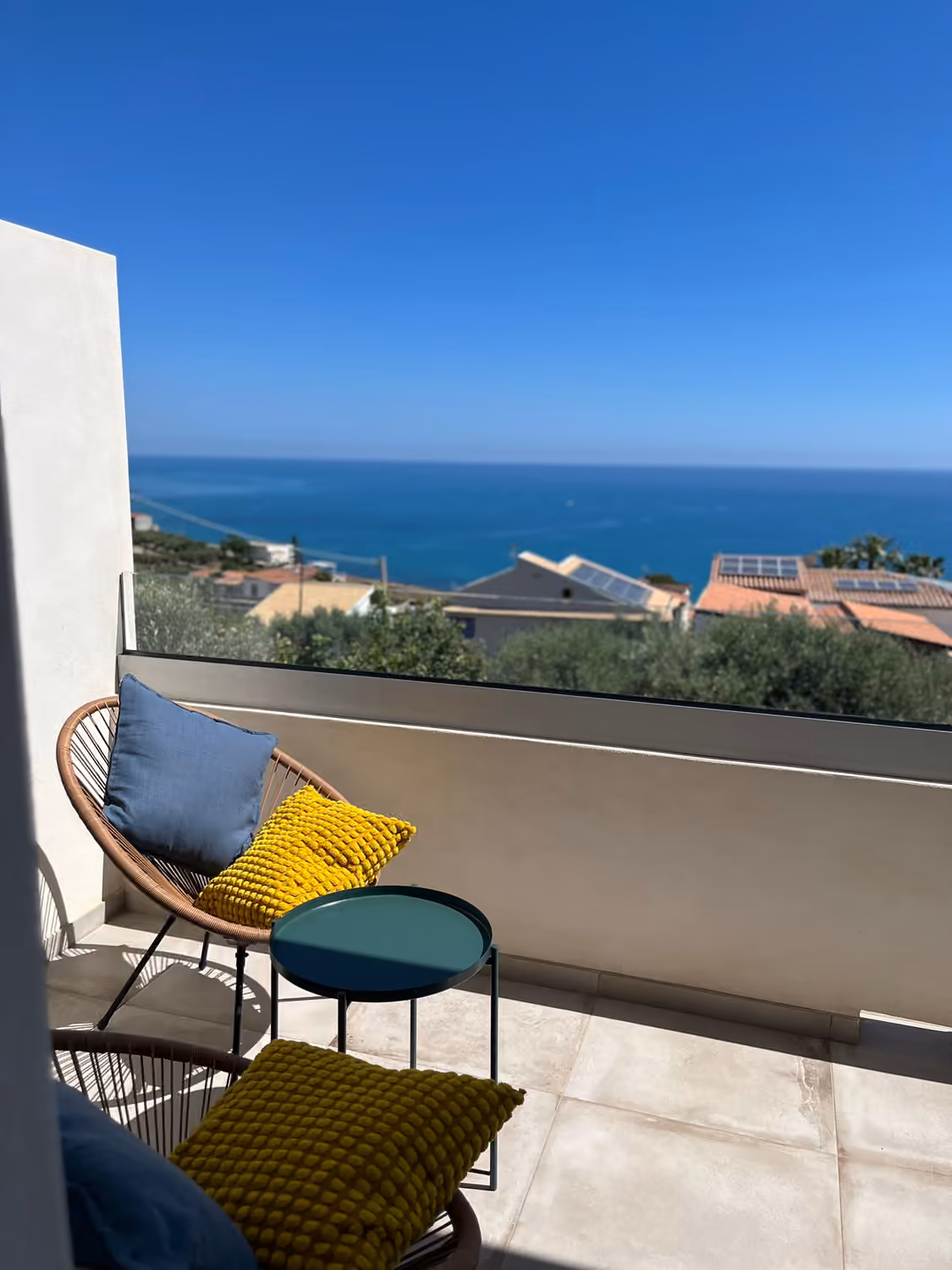Le sedute della terrazza con vista sul mare