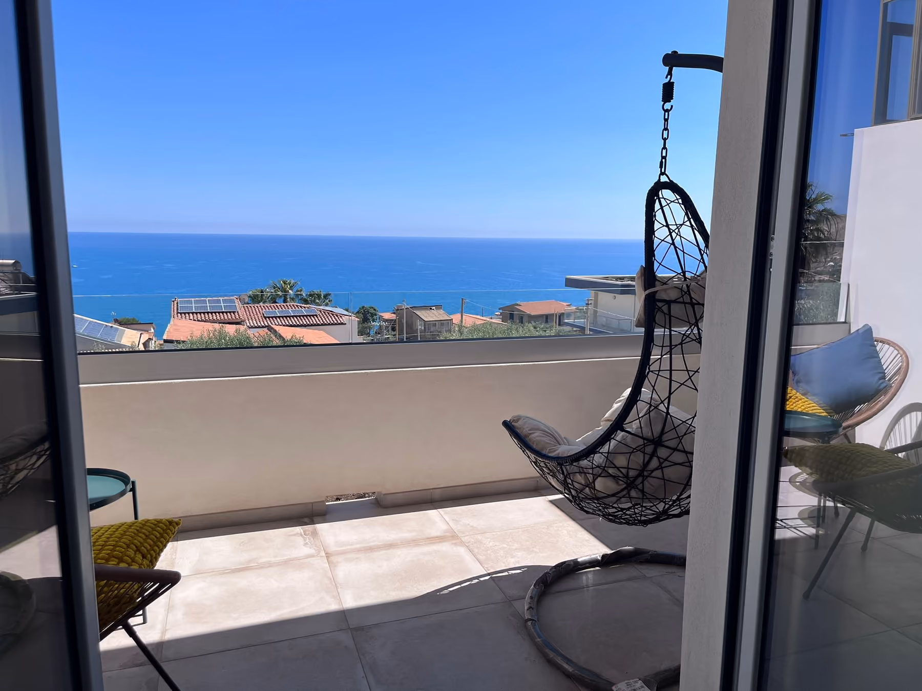 La terrazza di Cori di Capreria affacciata sul mare di Marina di Palma