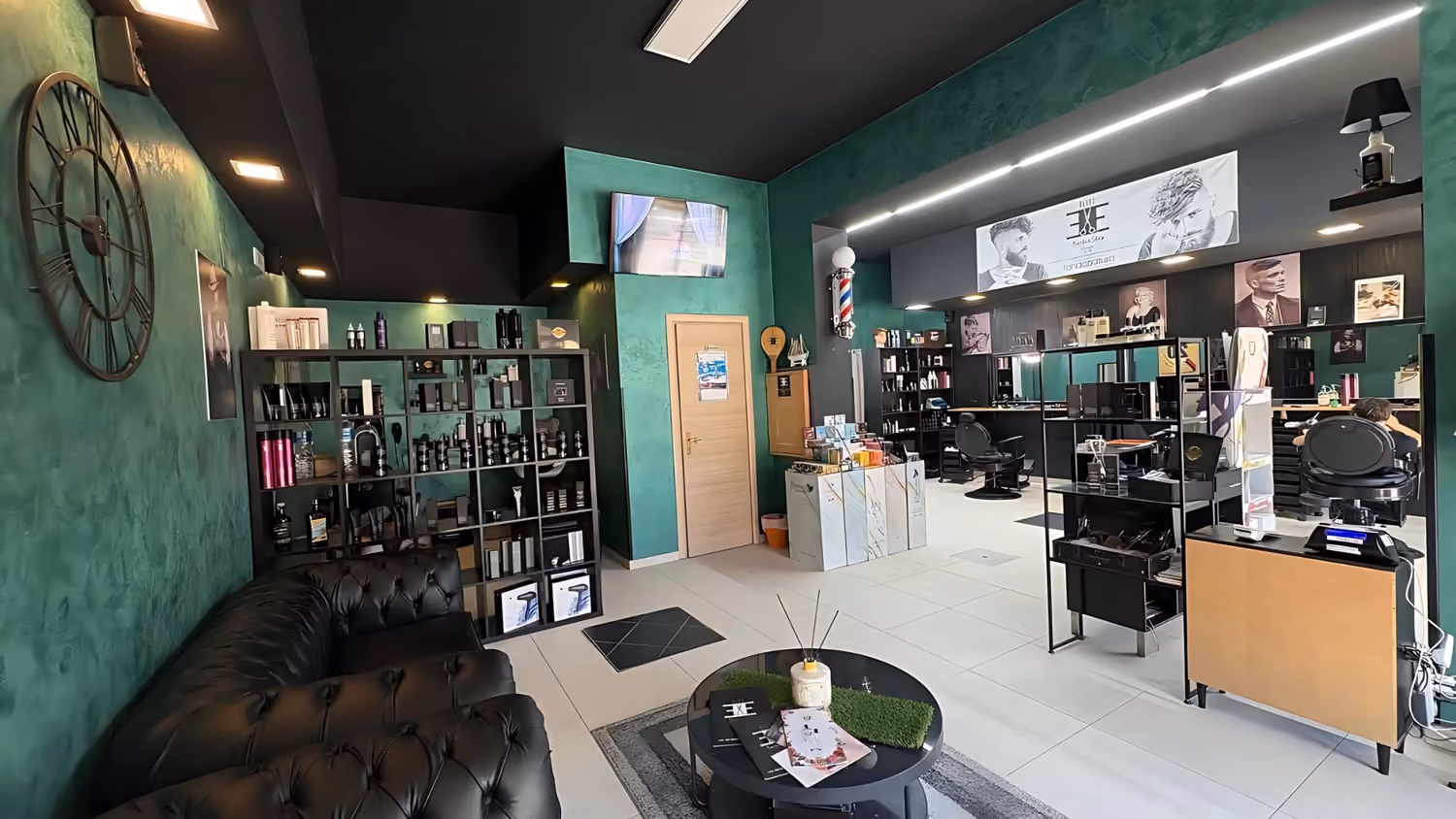 Gli interni di Elité Barber Shop e la zona attesa