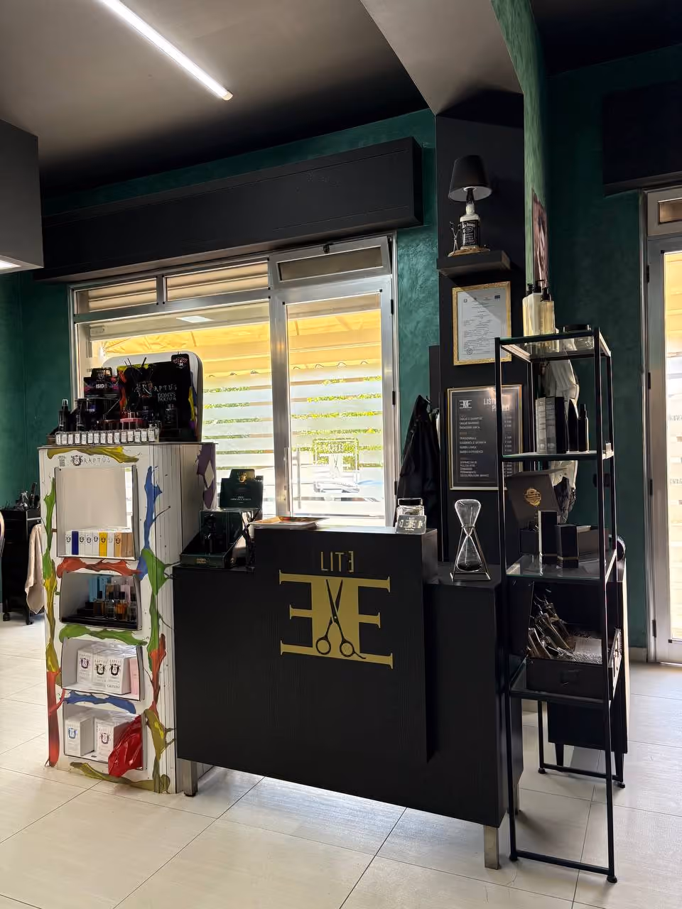 La postazione e la vetrina del salone