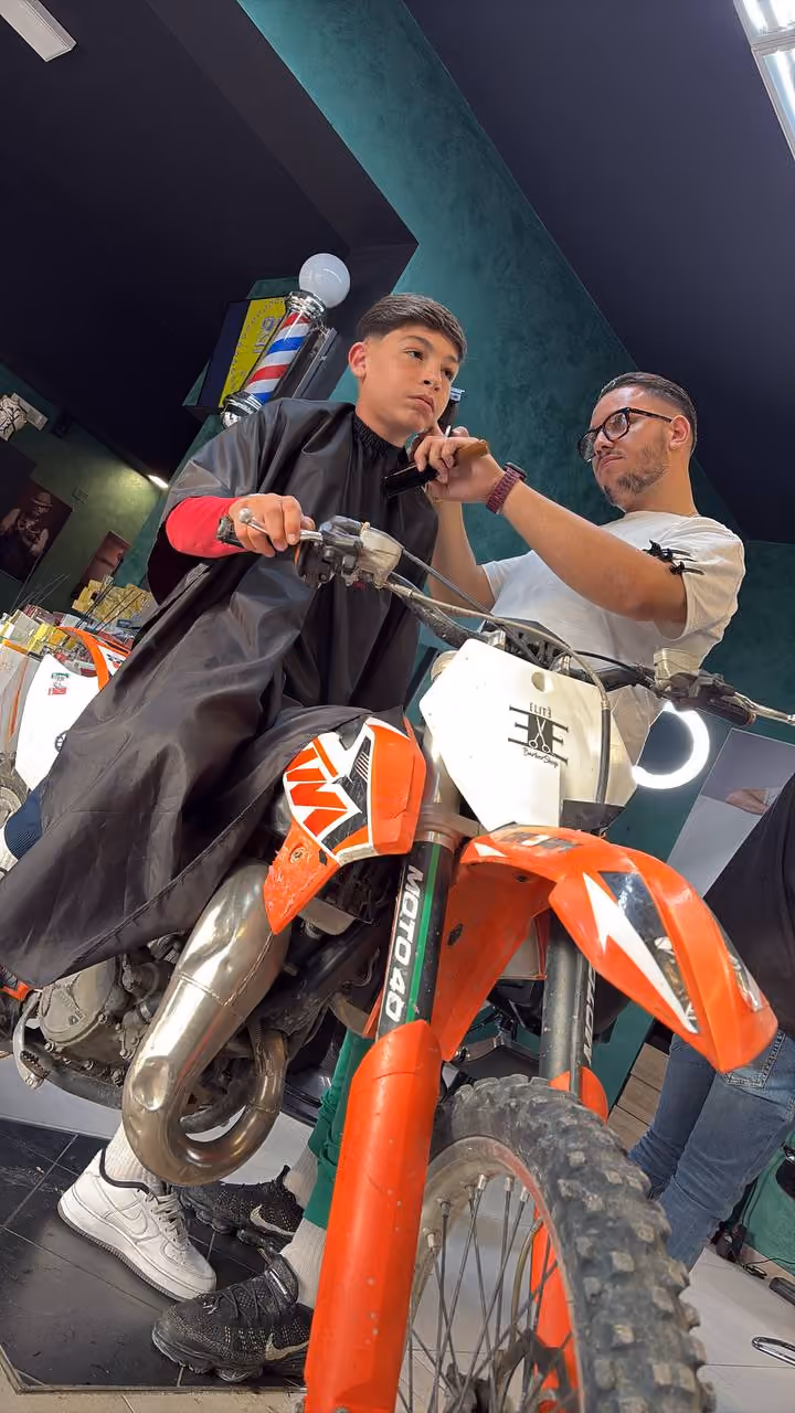 Un momento nel salone con una moto da cross