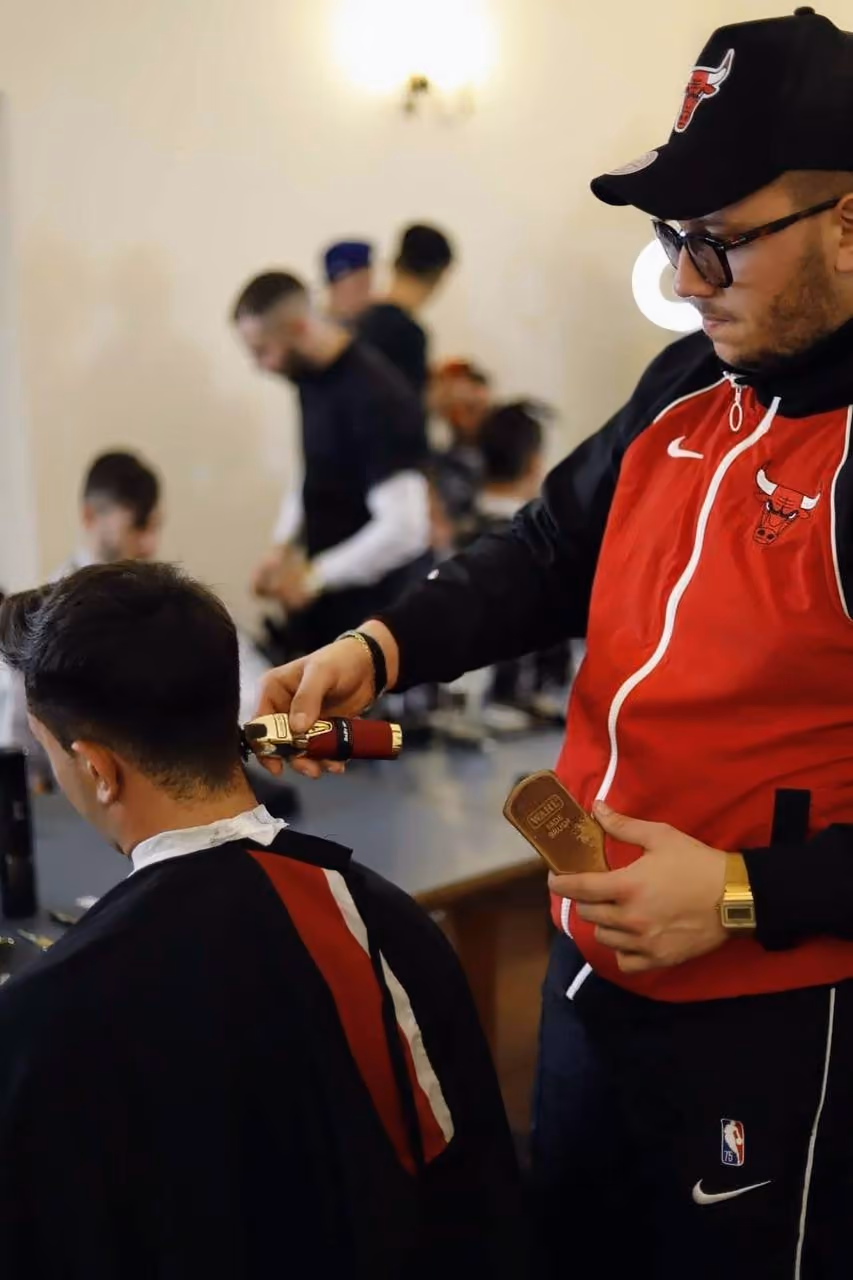 Una fase del taglio in barber shop