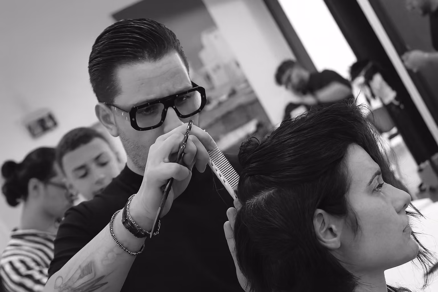 Giuseppe Meli al lavoro nel suo barber shop