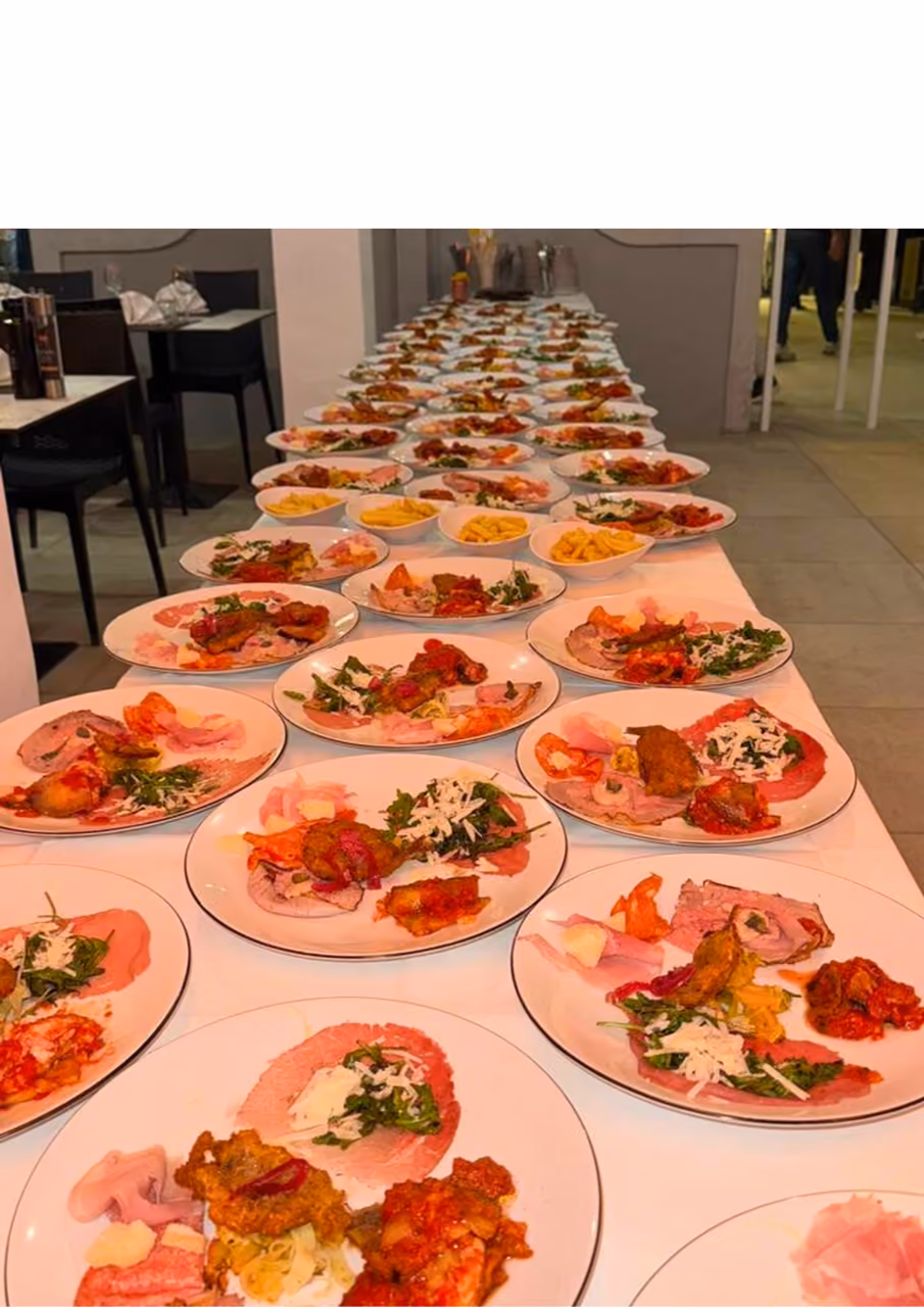 La preparazione dei piatti in sala