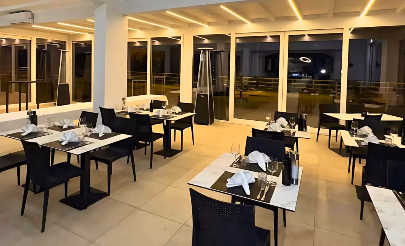La sala del ristorante La Luna, tra tavoli apparecchiati e luce calda